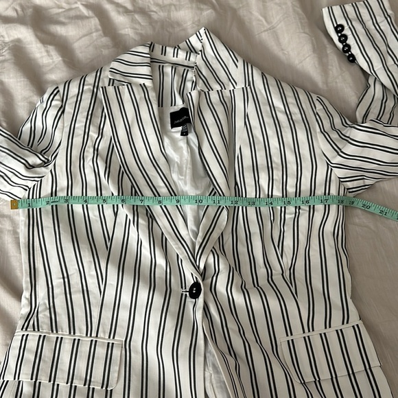 Judith & Charles Roccoco Linen Blend Blazer - Picture 10 of 11